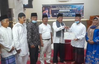 Pimpin TSR Sumbar, Wakil Ketua DPRD Suwirpen Suib serahkan bantuan Rp 50 juta untuk masjid di Kalumbuk, Kota Padang. (ck) 