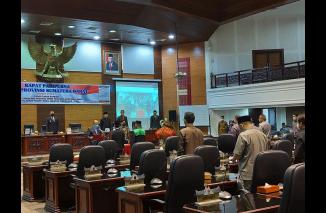 Asra Faber hari ini resmi menyandang brevet wakil rakyat Sumbar terhormat. (dok/ck) 
