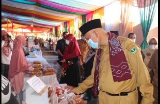 Usai Gubernur  Sumbar membuka Bazar Ramadhan Dinkop UKM, Mahyeldi tinjau stand di halaman dinas itu, Selasa 19 April 2022. (dok) 