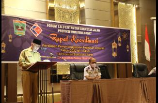 Gubernur Sumbar Rakor dengan stakholder terkait antisipasi lonjakan angkutan pemudi masuk Sumbar, Selasa 19 April 2022 di Padang. (kominfotik-sbr) 