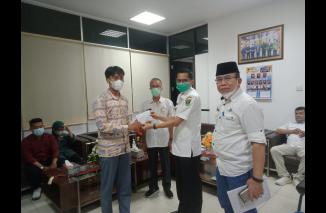 Sekretaris DPRD Sumbar H Raflis serahkan santunan kepada anak yatim staf Sekretariat DPRD Sumbar, Rabu 20 April 2022. (dok/ck) 