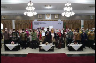 19 Perempuan hebat diberi penghargaan dan uang tunai, diserahkan Gubernur Mahyeldi pada Peringatan Hari Kartini, Kamis 21 April 2022. (dok)