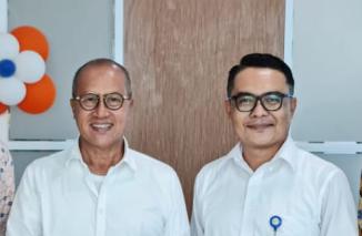 Ketua PKPS Sumbar Budi Syukur (kiri) bersama Pimpinan Cabang Nagari Painan, Helfi Yanrika beberapa waktu lalu diskusi potensi pelabuhan Panasahan Painan. (dok/rdi) 