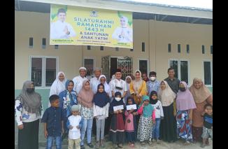 Yanti dan M Iqra berbagi bahagia dengan anak yatim jelang Idul Fitri 1443 H. (dok) 