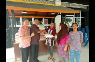 PKDP Padang diwakili Roni dan Syaharman  serahkan amanah zakat beras kepada ughang piaman di Padang. (dok) 