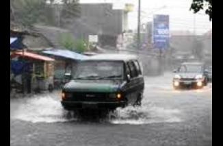 Penampakan ruas jalan banjir di depan MTSN Kuranji. (dok) 