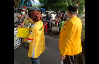 Desra Ediwan pimpin aksi bagi takjil Paratai Golkar Rabu 6 April 2022. (dp) 