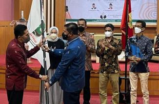 Dr Busyra serahkan pataka ke Hakim Agung RI Prim Haryadi tanda pengkuhan sebagai Ketua Umum DPP IKA FH Unand, Jumat 22 April 2022. (dok) 