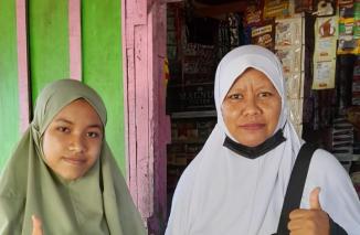 Tek Sid serahkan dana  buat anak yatim kitah tersenyum kepada ananda dari Almarhum Indra Mardanus, Selasa 26 April 2022. (dok) 