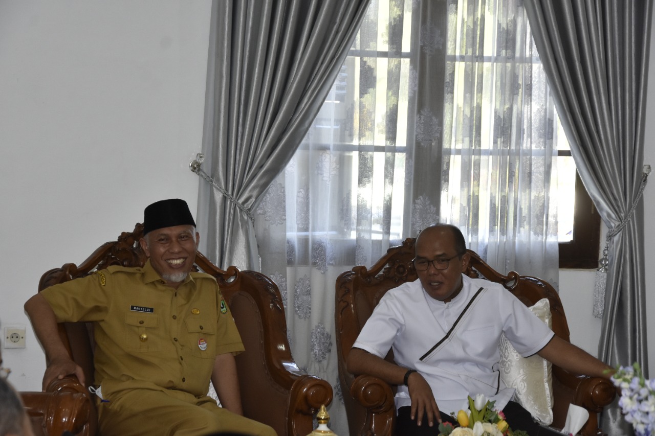 Gubernur Sumbar Mahyeldi hadiri silatueahmi pasca ramadhan jajaran DPRD di Rumah Dinas Ketua DPRD Sumbar Supardi, Senin 9 Mei 2022. (dok/ck)