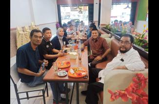 Silatrahmi ala JPS bersama Senator DPD RI Leonardy Harmainy di Kibuli Sultan Ulak Karang Padang, Rabu 11 Mei 2022. (dok) 