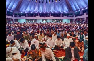 Ribuan orang obati rindu berjemaah idul fitri di Masjid Raya Sumbar, setelah dua tahun tersekat pandemi covid-19, Senin 2 Mei 2022. (dok/fotiksb) Masjid Raya Sumbar termasuk atistektur terbaik di dunia. (dok) 
