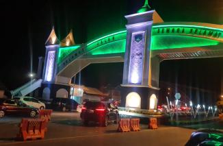 Laksamana Pertama (Purn) Hargianto nikmati macet horor Bukittinggi-Padang di tugas batas Padnag Panjang, Kamis 5 Mei 2022. (dok/hrg) 
