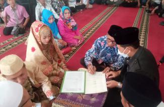 HM Nurnas jadi saksi nikah sekretaris JPS Zondra Volta (Pajok) Jumat 6 Mei 2022. (dok) 