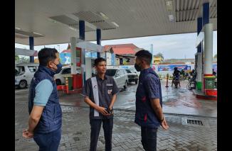 SAM Pertamina Sumbar Naro tetap kerja meski Idul Fitri 1443, pastikan SPBU aman pasokan BBM. (dok/ck) 