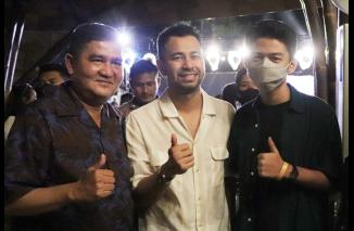Fahri (kanan) pelajar SMA di Padang kesampaian juga selfie bersama Raffi Ahmad dan Dt Ricky, di Grand Launching Marawa Beach Club, Sabtu 7 Mei 2022. (dok/gusdi) 