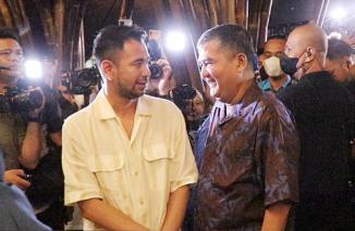 Duo owner Marawa Beach Club , Raffi Ahmad (kiri) dan Dt Ricky (kanan) sebut  investasi di Padang aman dan nyaman. (grp) 