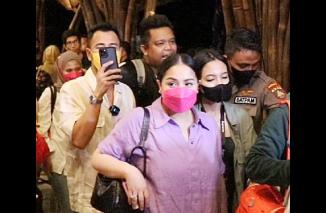 Nagita Slavina di balkk sukse sheboh beach club pertama di Padang, Marawa Beach Club. (dok/gusrik) 