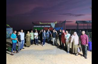 TPP DEWI Sumbsr ke DEWI GTP Ulakan sempat melihat sunset seksi di ufuk barat Green Talao Park, Senin 9 Mei 2022. (dok/tpp) 