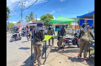 Terlatih, Srikandi Satpol PP sikat Lapak PKL di A Yani Padang, Rabu 11 Mei 2022. (dok/ki) 
