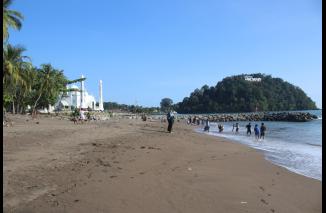 Indah dan khas Pantai Padang menjadi daya tarik wisatawan ke Padang Sumbar, Satpol PP didukung tertibkan pedagang yang menutupi landscape pantai. (dok) 