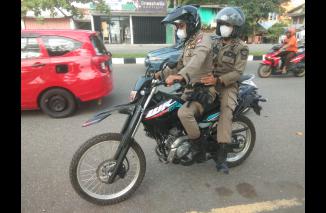 Sarpol PP Padang kini pakai motor trail tegakan Perda. (dok/rey) 