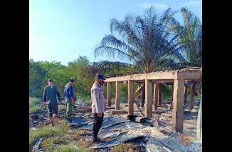 Tinggal puing gosong Base Camp dan Kantor KSU Cipta Mandiri, dinihari dibakar OTK, Syafrizal. minta polisi usut tuntas, Jumat 20 Mei 2022. (dok/ck) 
