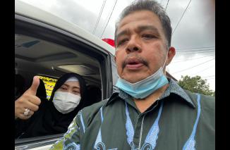 Prof Yuliandri lepas langsung jenazah Prof DR Fahmi Idris ke Pemakaman TanahnKusir Jakarta, Minggu 22 Mei 2022 siang. (dok) 