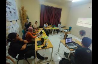Peserta pelatihan cek fakta digelar AJI Padang serius memahami teknik menendang informasi hoaks di medianya, Minggu 22 Mei 2022. (dok/ncu) 