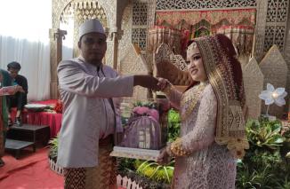Sah kawin Kiki dan Nia, serahkan mahar seperangkat alat sholat usai pembacaan ijab kabul, Senin 23 Mei 2022. (dok) Kiki dan Nia bersipuh kepada ibu mereka mohon doa restu sebelum ijab kabul, Senin 23 Mei 2022. (dok) Kiki diantar ke rumah calon istri oleh 