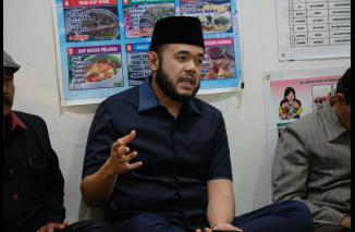 Ketua OC Munas VII Gebu Minang Fadly Amran saat Munas akan serahkan bantuan gerobak kepada pedagang kecil di Padang. (dok/hms) 