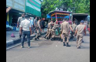Satpol PP Padang beraksi PKL dan lapak dibrengus demi tegakan Perda, Jumat 27 Mei 2022. (dok) 