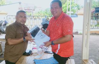 Komisioner KI Sumbar Adrian serahkan panduan quisioner IKIP 2022 kepada Sekda Kota Pariaman selaku Informan Ahli, Minggu 29 Mei 2022. (dok/en) 
