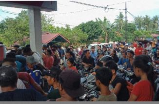 Penampakan warga antri berjam-jam ada dua hari di sebuah SPBU di Siberut, Senin 9 Mei 2022  (screenshot/spiritsumbar.com)