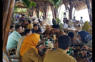 Hendri Septa nikmati sajian bintang lima di eksotisnya Marawa Beach Club, Selasa 10 Mei 2022. (mc-mbc) 