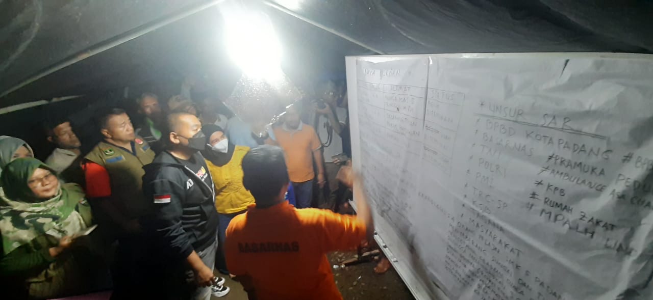 Wagub ke Posko pencarian korban hanyut Lubuk Tongga, dengar penjelasan detil dan tenangkan orang tua korban yang belum ditemukan, Minggu 12 Juni 2022. (dok/mmc)