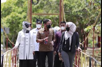 Sari Lenggogeni (kanan) bersama Mas Menteri Sandiaga (tengah) saat meninjau Silokek April 2021. (dok) 