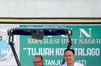 Supardi serahkan Traktor kepada Kelompok Tani di Limapuluh Kota Minggu 5 Juni 2022. (ck) 