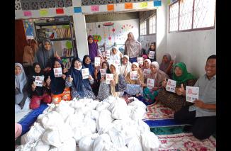 Hj Nevi tak peduli waktu kalau berbagi kepedulian ke rakyat Sumbar, tebar Sembako di Pasaman. (dok) 
