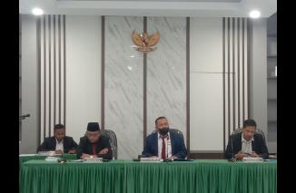 Ketua Majelis Komisioner Komisi Informasi Sumbar Adrian Tuswandi minta LBH dan Pemprov Sumbar menempuh mediasi, Kamis 9 Juni 2022. (han) 