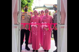 Ny. Futty Nurhadiansyah gunting pita tanda diresmikannya kantor Pengurus Bhayangkari Cabang Dhamrasraya, Jumat 10 Juni 2022. (dok) 