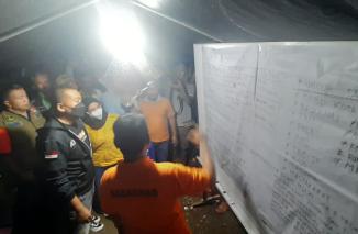 Wagub ke Posko pencarian korban hanyut Lubuk Tongga, dengar penjelasan detil dan tenangkan orang tua korban yang belum ditemukan, Minggu 12 Juni 2022. (dok/mmc) 