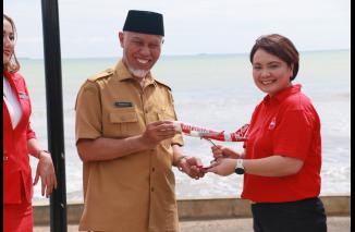MoU Pemprov Sumbar dengan Air Asia diteken Mahyeldi dan Vera di Marawa Beach Club, Selasa 6 Juni 2022. (mcsb) 