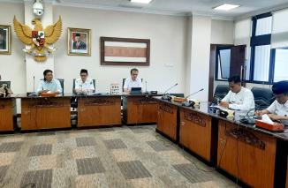 Suasana sharing dan konsultasi Komisi III DPR D Solok Selatan dengan Sekretaris DPRD Sumbar. (ck) 