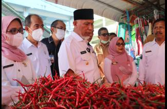 Gubernur Sumbar Cek Harga ke Pasar Raya Padang, Rabu 29 Juni 2022. (mmc) 