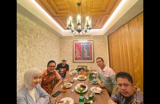 Genius Umar (baju putih) bersama Stafsus Presiden Jokowi (kiri tengah) bertemu dna berdiskusi malam ini (Senin 6 Juni 2022) di Jakarta. (dok) 