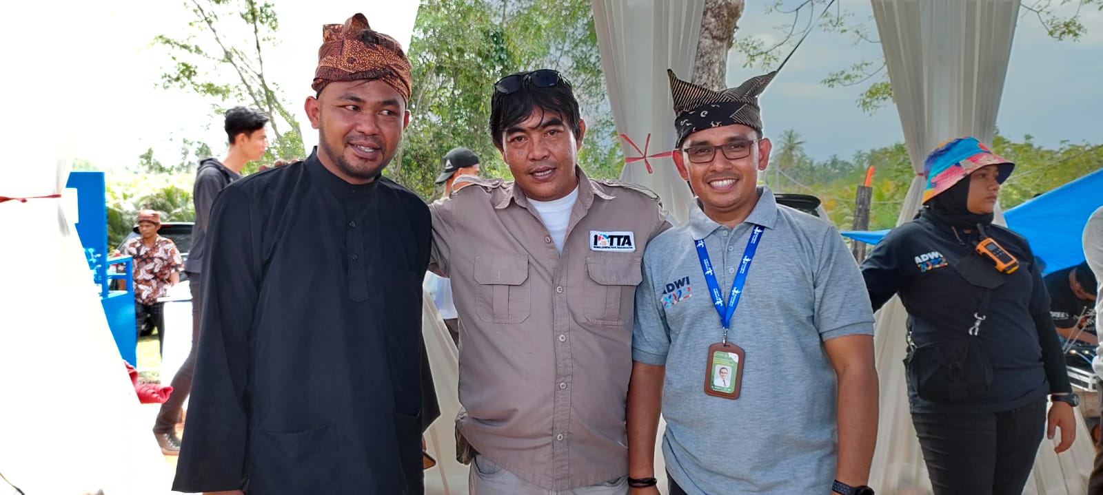 M Zuhrizul (tengah) bersyukur dan ucapkan selamat pada 3 Dewi di Sumbar, dinilai Mas Menteri Sandiaga (kiri), Rabu 6 Juli 2022. (si)