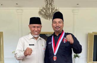 Yogi Yolanda Ketua PA GMNI Sumbar (kanan) bersama Gubernur Sumbar Mahyeldi di Istana Rakyat Sumbar, beberapa. hari lalu. Yogi audiensi ke Mahyeldi terkait Konferda PA GMNI Sumbar, Sabtu 23 Juli 2022. (fb@yogi...) 
