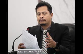Ketua Majis Komisioner Nofal Wiska bacakan putusan mediasi pada sidang sengketa informasi publik antara Syarif Ihsan dengan Atasna PPID Pemkab Agam, Jumat 1 Juli 2022. (grp) KI Sumbar Jumat 1 Juli 2022 siang gelar dua sidang sengketa informasi publik di r