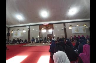 Mas Menteri di depaan Santri Pondok Pesantren Nurul Ikhlas X Koto beberkan ekonomi kreatif dna santri digitalprenur dan youtuber, Selasa 5 Juli 2022. (sis) 